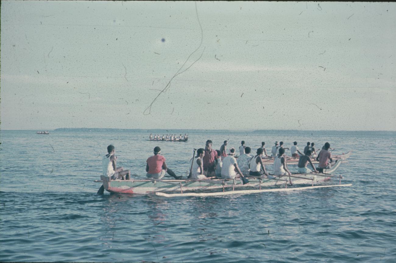 BD/171/648 -
Prauwen in baai.