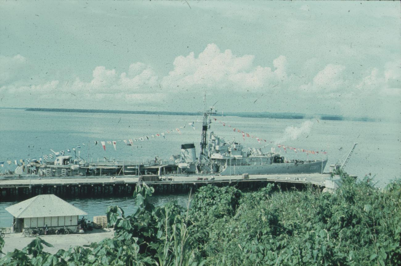 BD/171/651 -
Gepavoiseerd marineschip aan aanlegsteiger.
