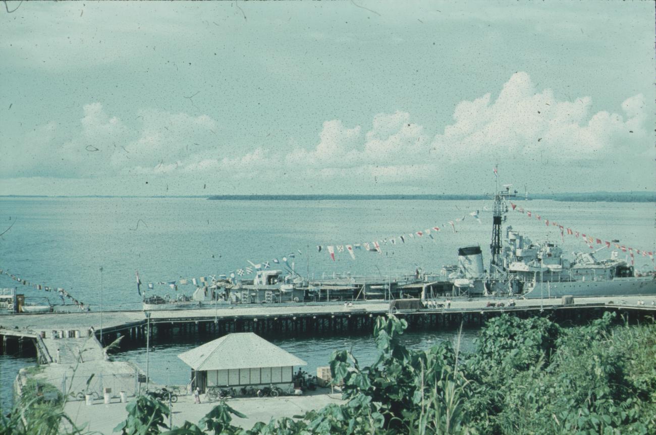 BD/171/652 -
Gepavoiseerd marineschip aan aanlegsteiger.