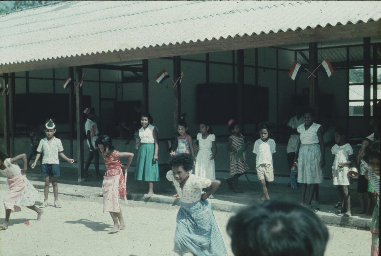 BD/171/654 -
Koninginnendag, schoolkinderen doen spelletjes.