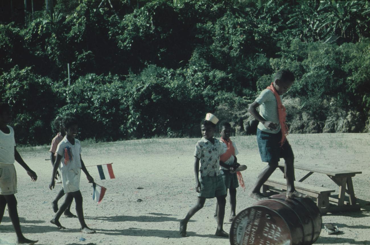BD/171/655 -
Koninginnendag, schoolkinderen met mutsen en vlaggetjes.