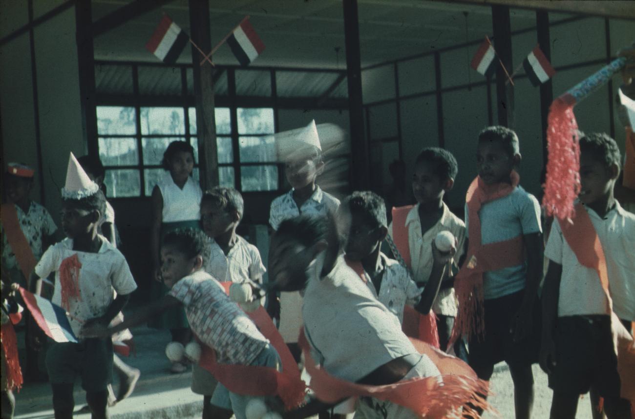 BD/171/659 -
Koninginnendag, schoolkinderen gooien met ballen.