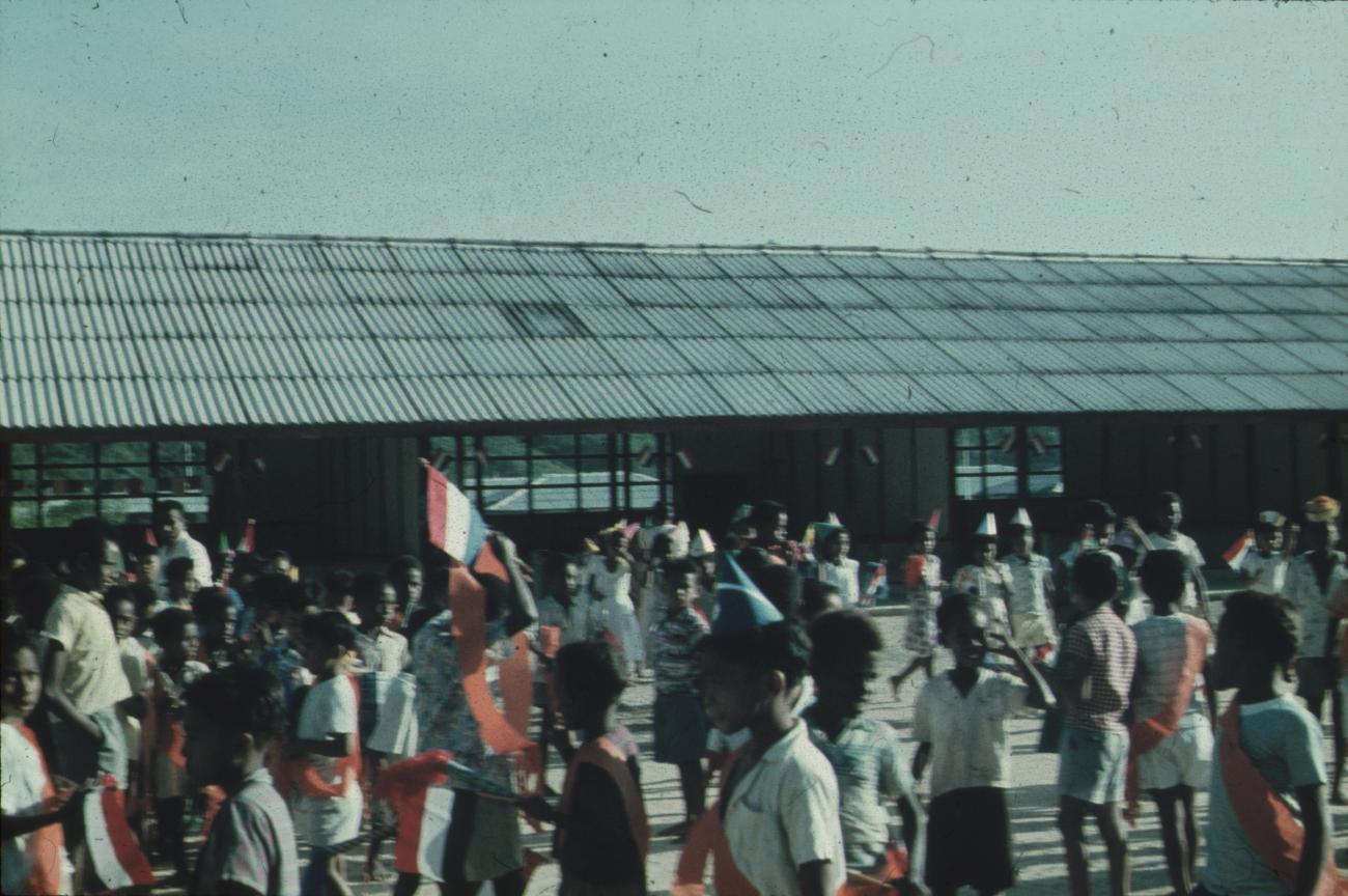 BD/171/660 -
Koninginnendag, schoolkinderen met mutsen en vlaggetjes.