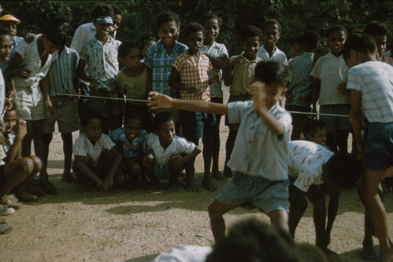 BD/171/699 - 
Kinderen aan het spelen 

