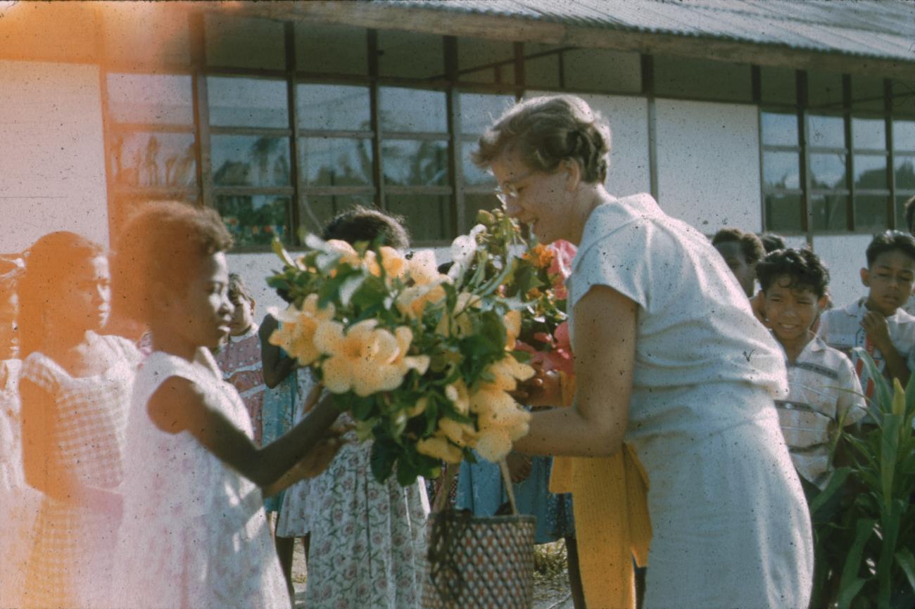 BD/171/704 - 
Lerares krijgt bloemen op school
