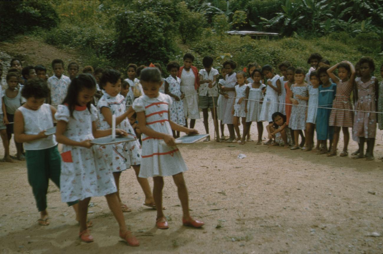 BD/171/705 - 
Kinderen met dienblad op school
