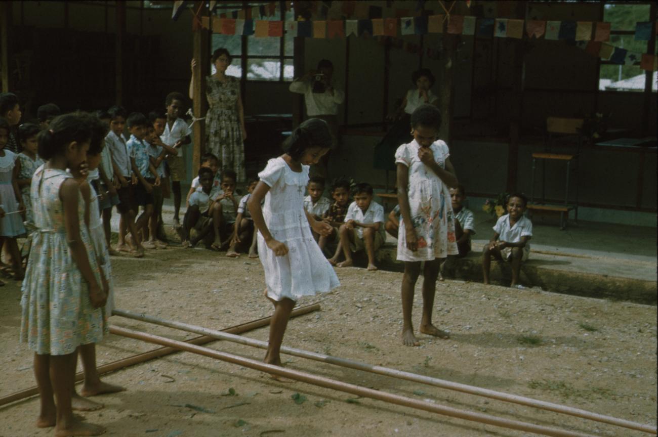 BD/171/716 - 
Kinderen doen een oefening op school
