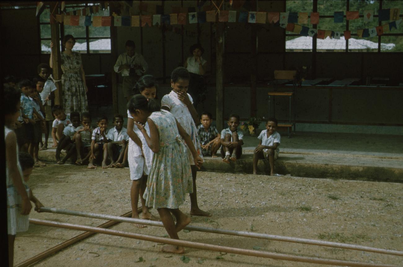 BD/171/717 - 
Kinderen doen een oefening op school
