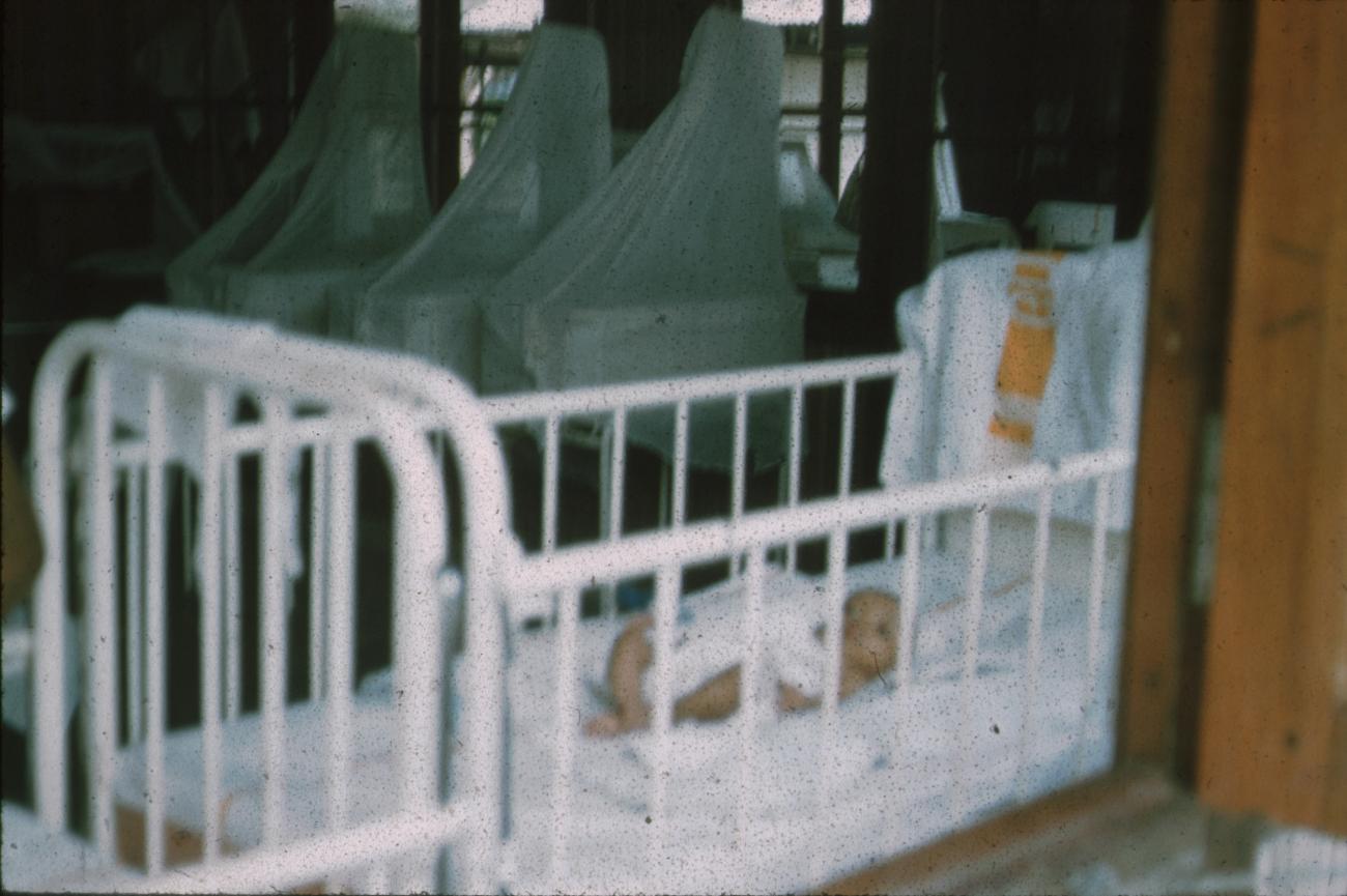 BD/171/747 - 
Baby in ziekenhuis
