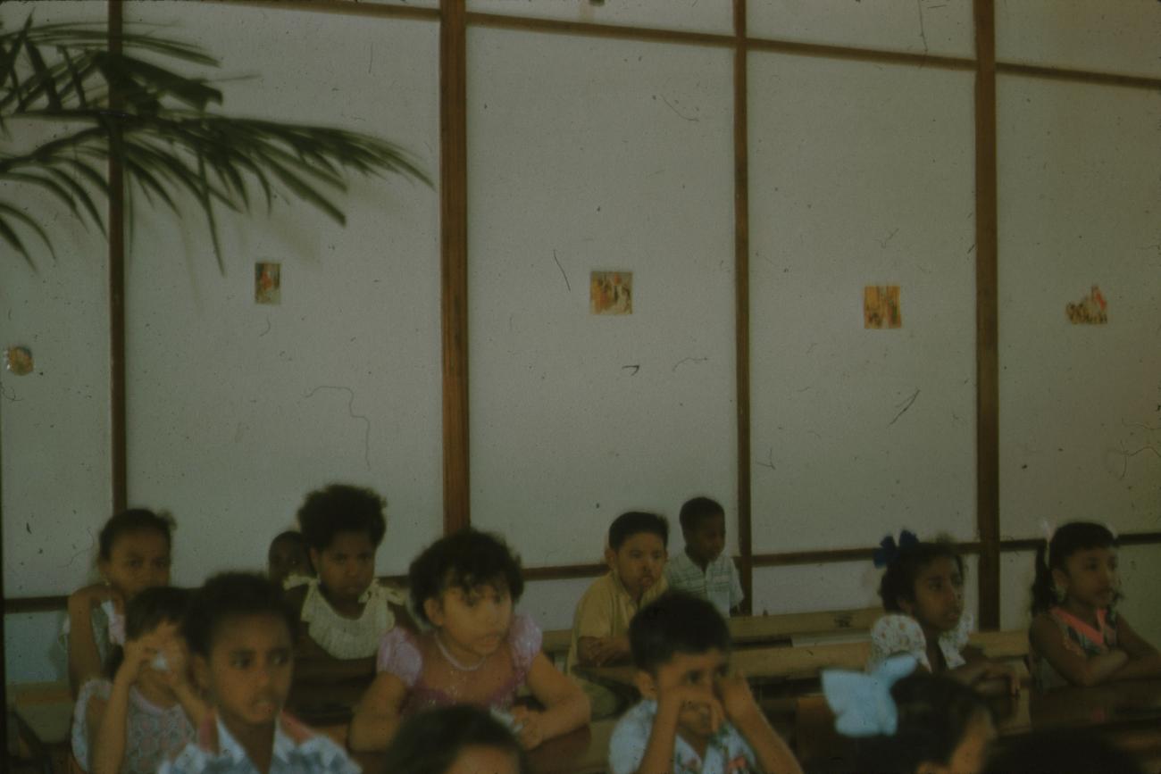 BD/171/898 -
Kinderen in klaslokaal
