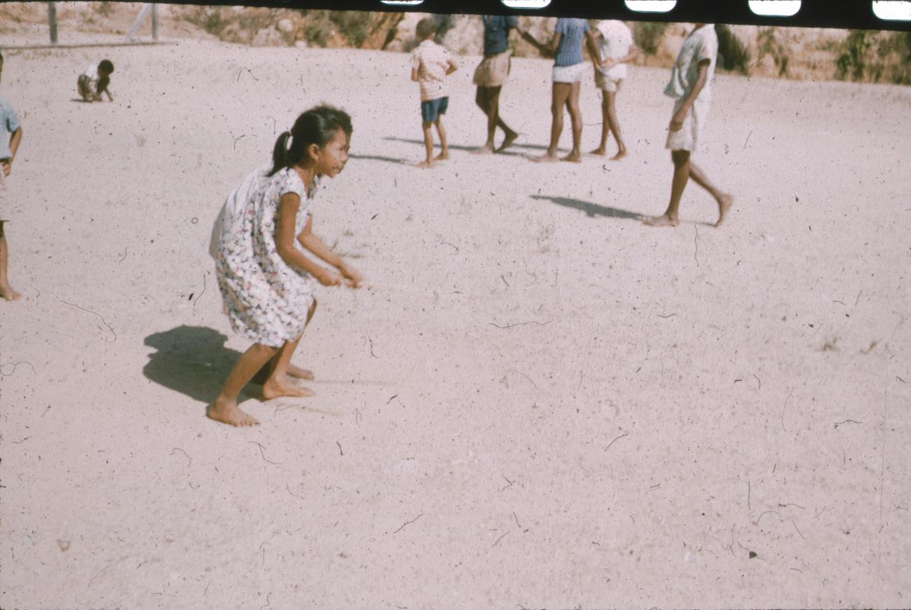 BD/171/920 -
Spelende kinderen.