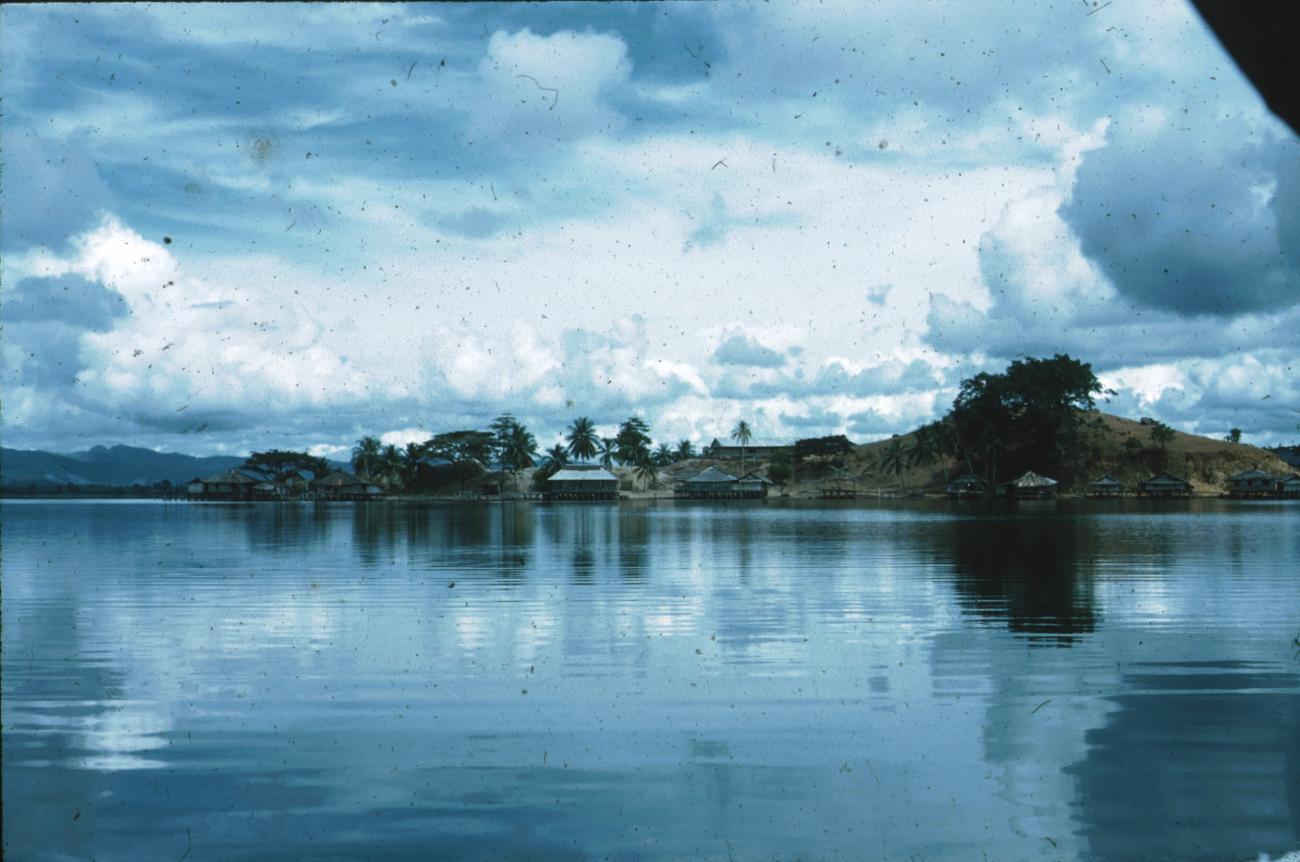 BD/171/988 -
Kust met paalwoningen.
