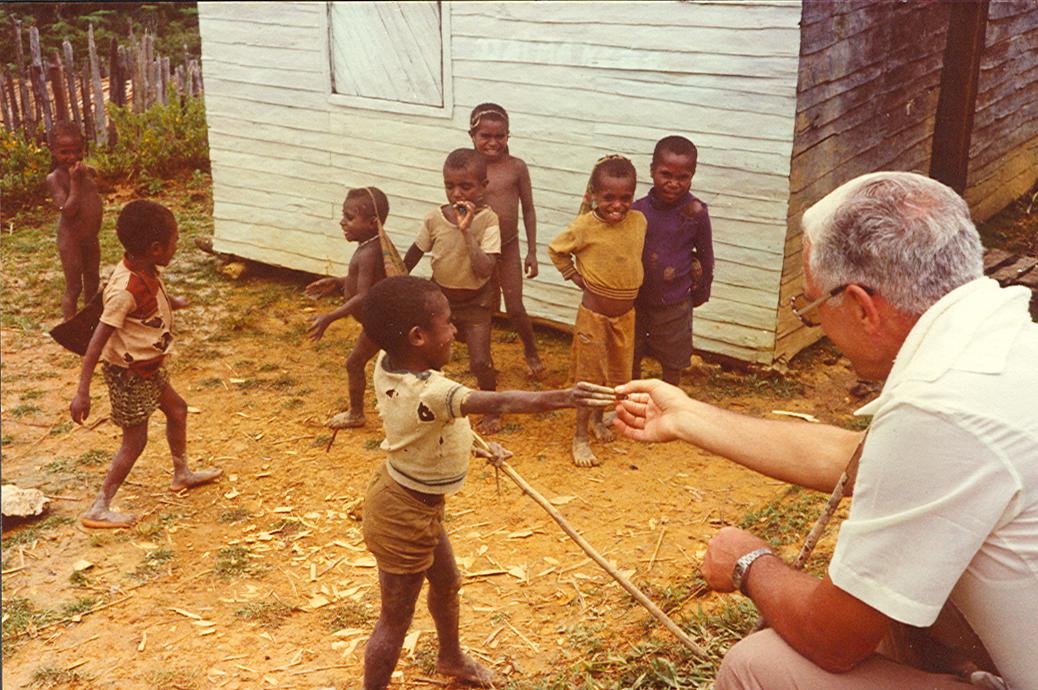 BD/269/1006 - 
Jan blom speelt met kinderen
