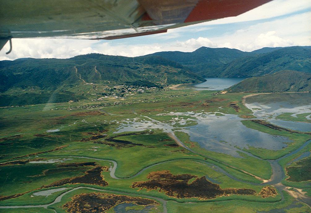 BD/269/1047 - 
Uitzicht op meanderende rivier vanuit de lucht
