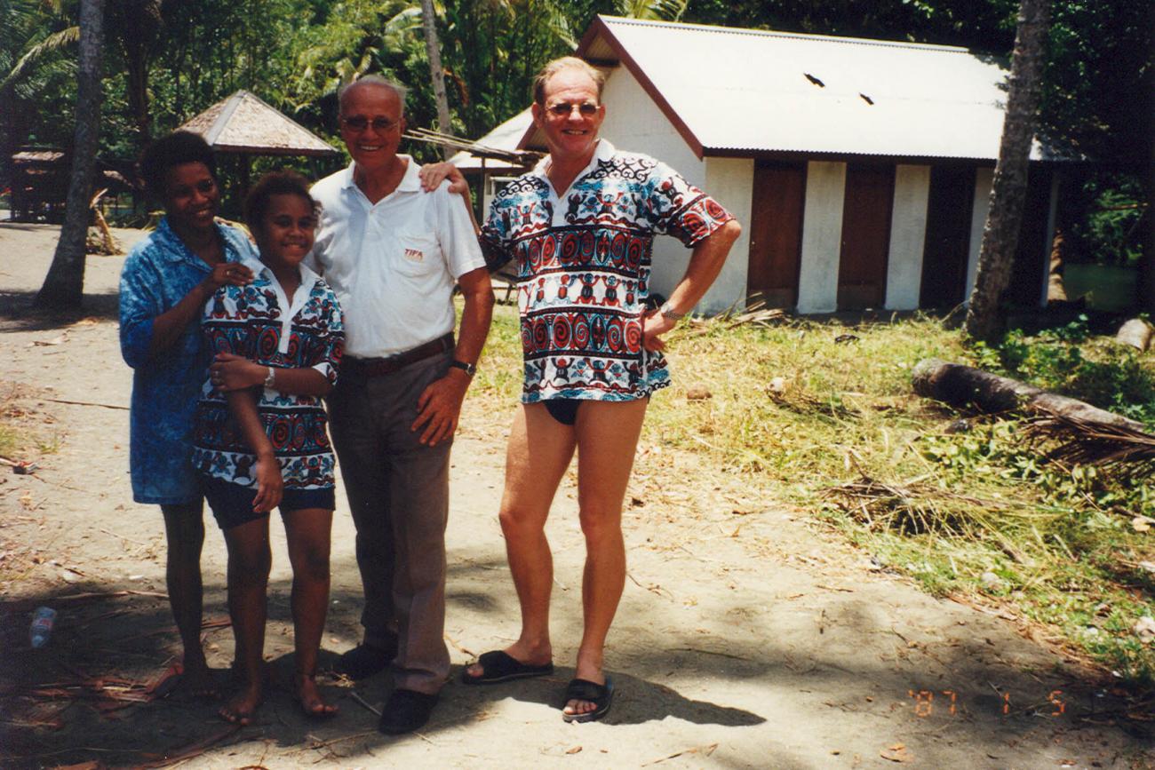 BD/269/1083 - 
Henk Blom met mensen op foto
