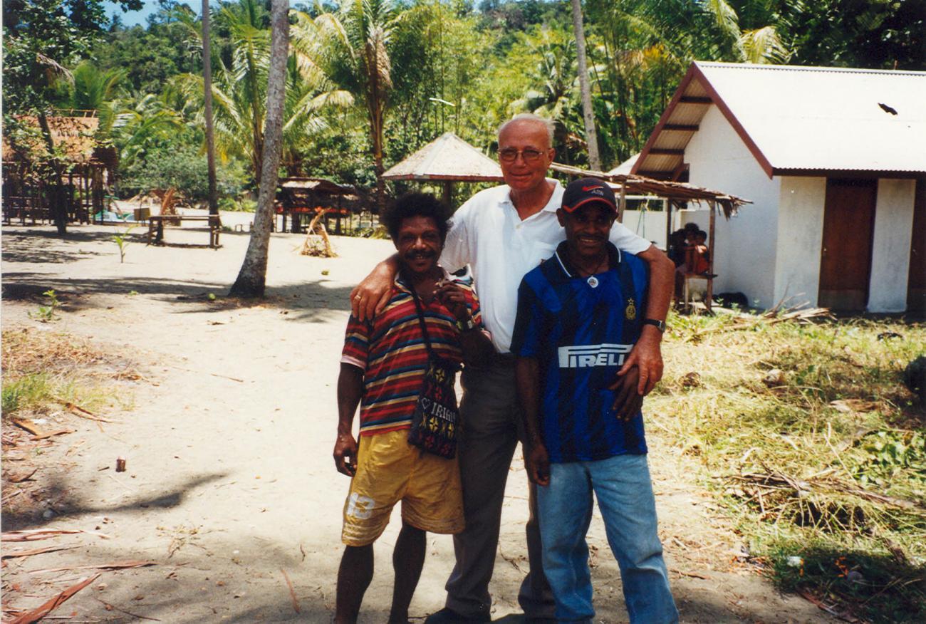 BD/269/1084 - 
Henk Blom met mensen op foto
