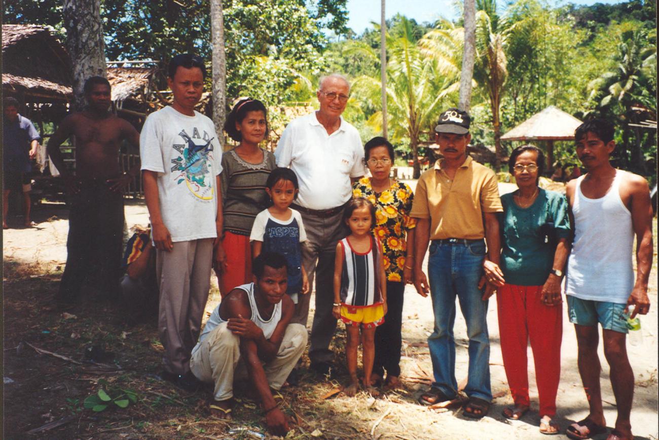 BD/269/1086 - 
Henk Blom met mensen op foto
