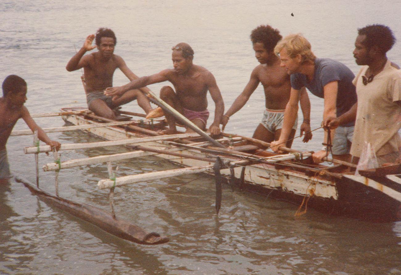 BD/269/1092 - 
Jaap van de Werf bij boot met werkers
