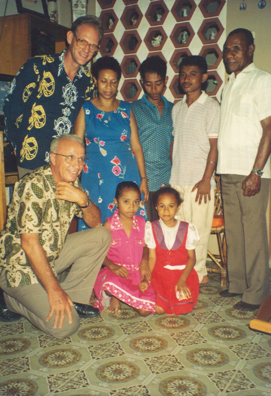 BD/269/1094 - 
Henk Blom binnenshuis met groep
