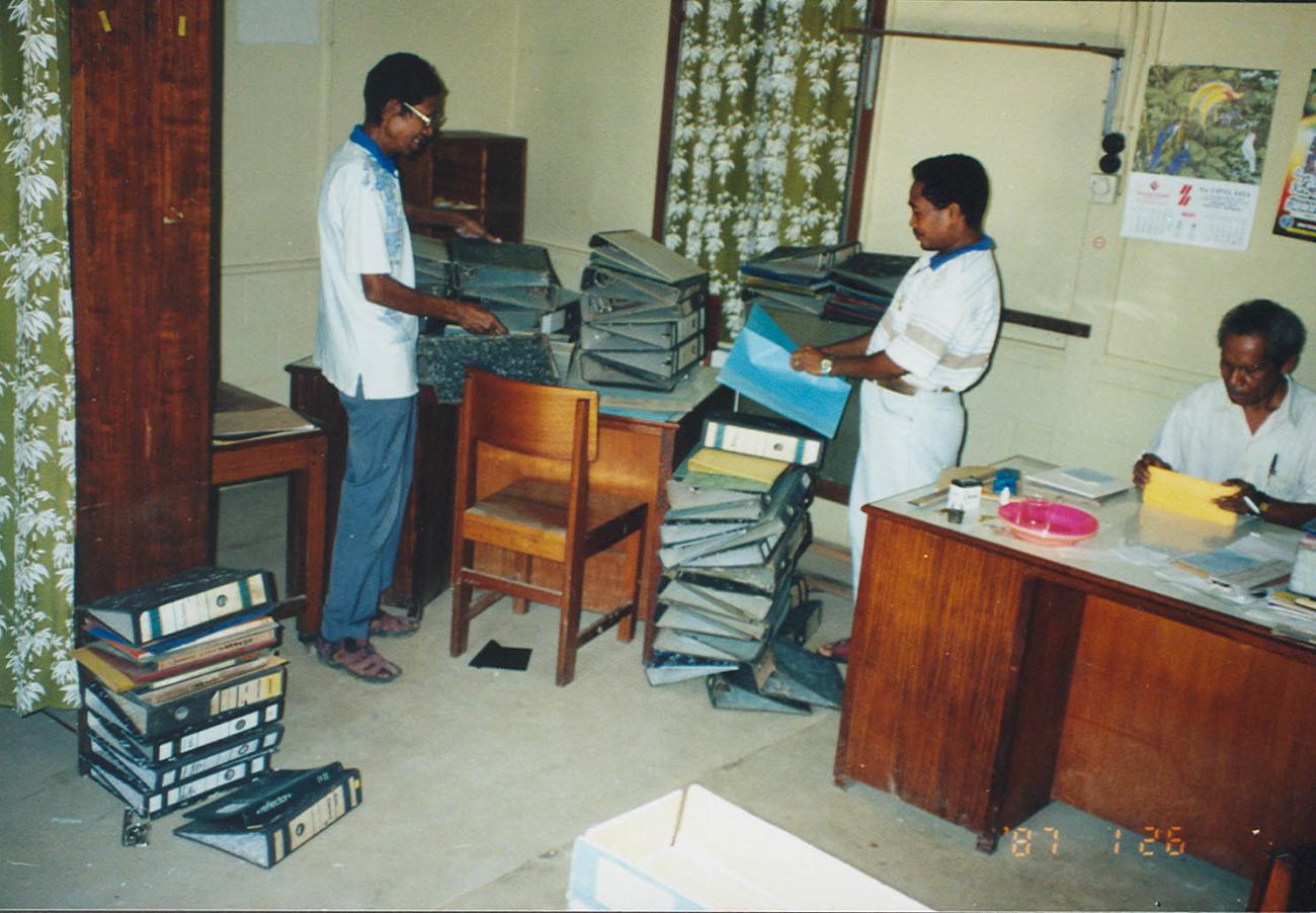 BD/269/1097 - 
Boekhouder Donatus Parere met mensen in kantoor
