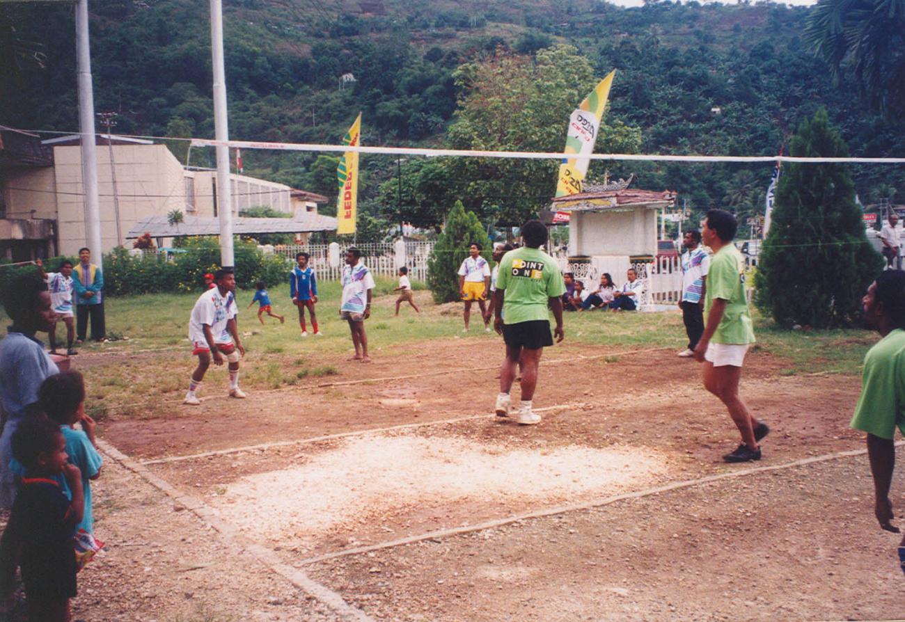 BD/269/1098 - 
Volleybalduel personeel Karya Mulia tegen personeel bisdom
