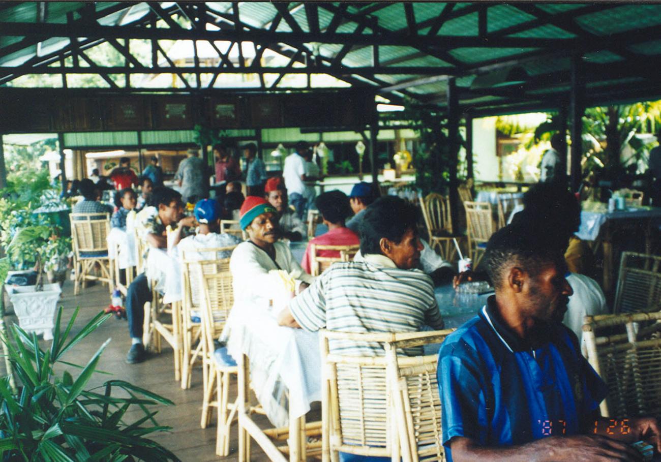 BD/269/1107 - 
Mensen in restaurantachtig iets
