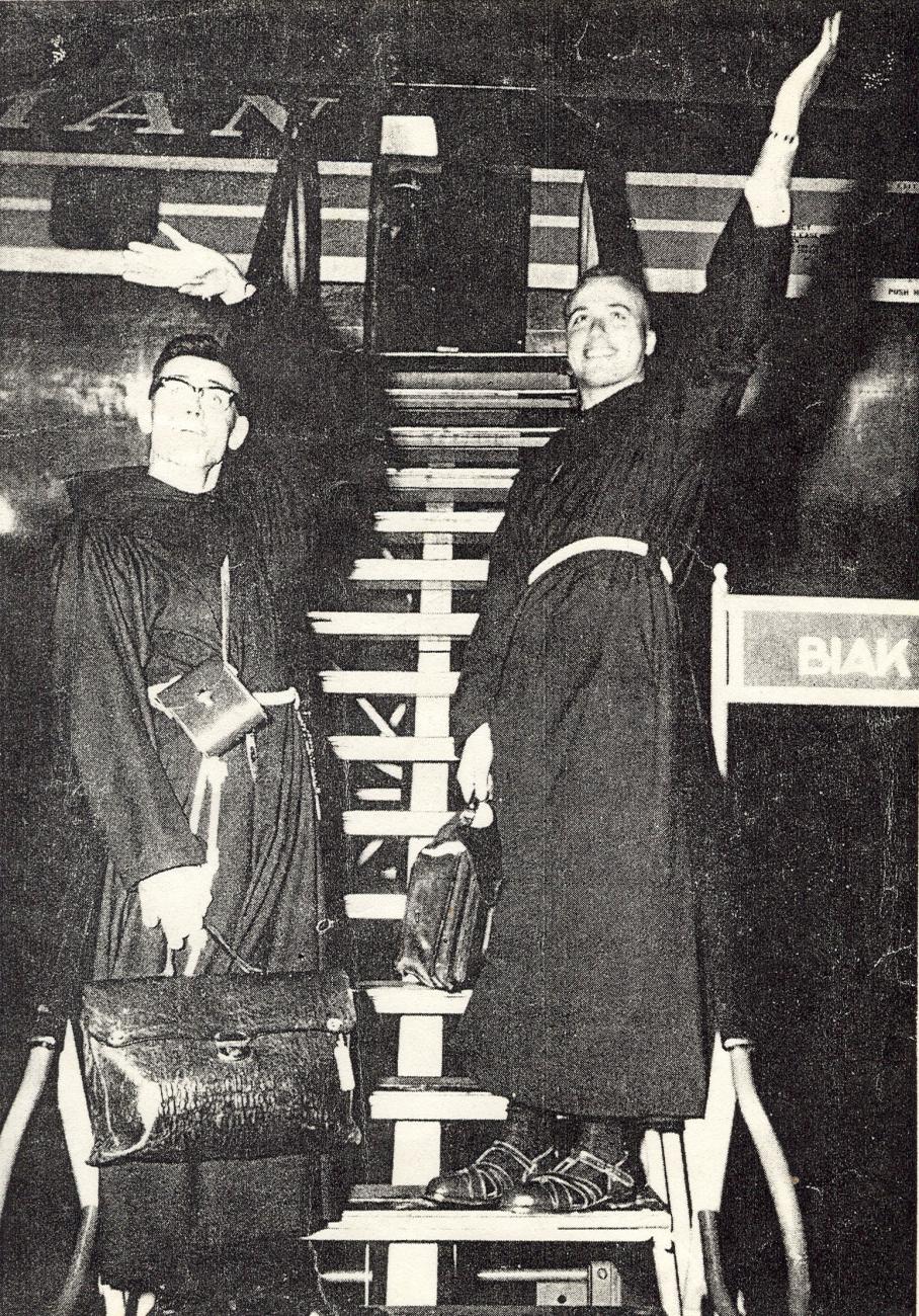 BD/269/1123 -
Franciscaner broeders Henk Blom (rechts) en Karel Hermans bestijgen het vliegtuig naar Biak