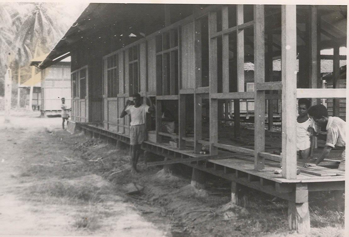 BD/269/1125 -
Constructie van de pastorie in Kokonau