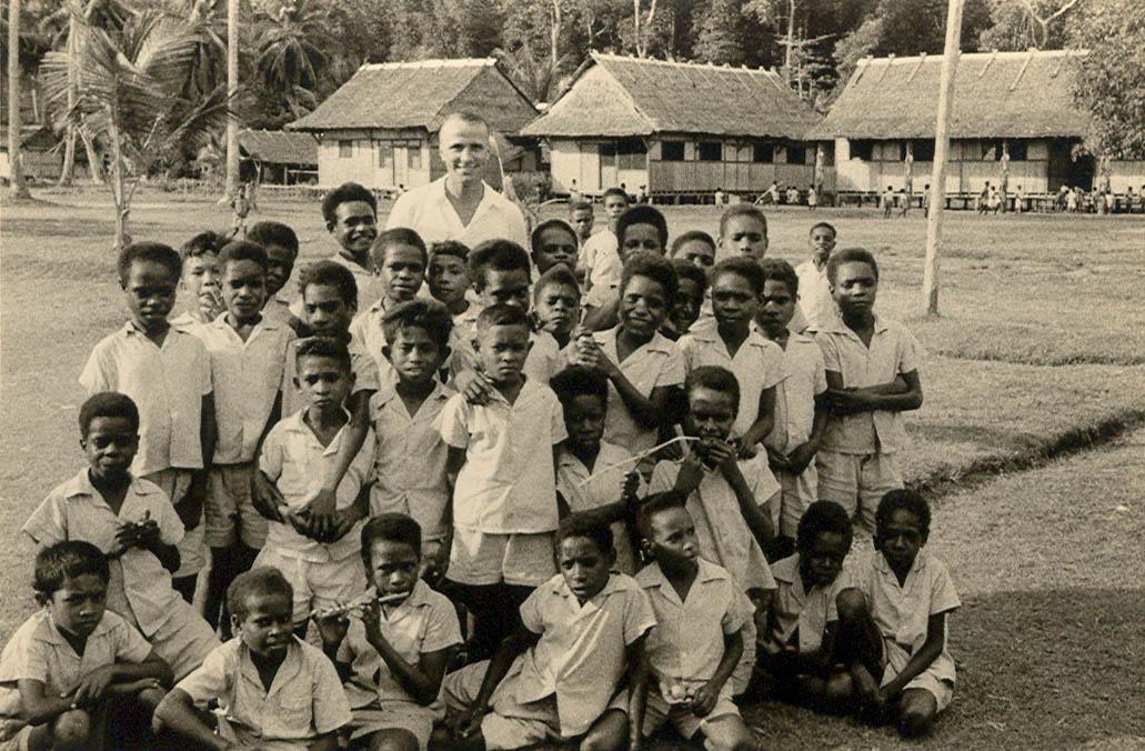 BD/269/1129 -
Franciscaner broeder Henk Blom met leerlingen van het jongensinternaat in Kokonau