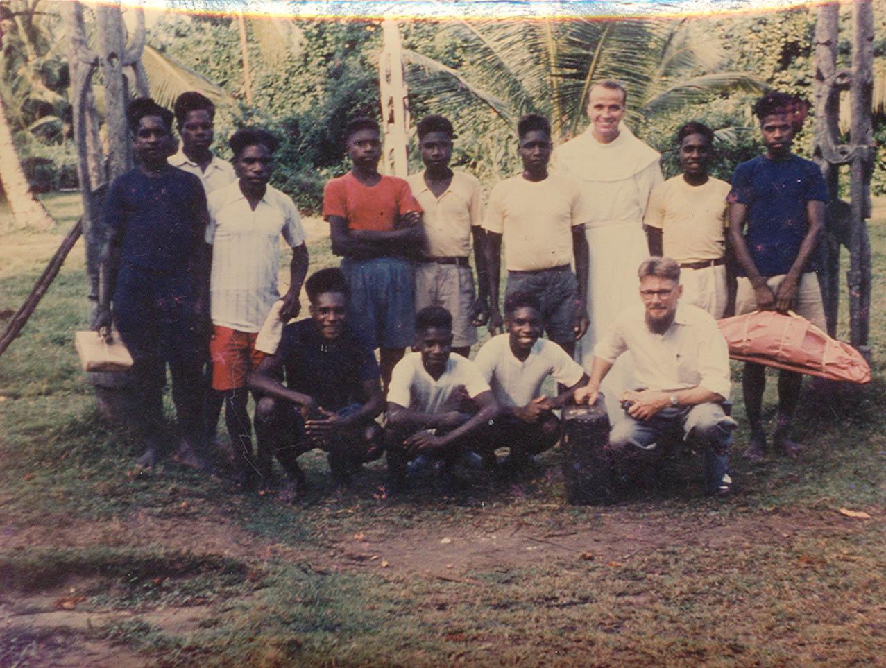 BD/269/1133 -
Franciscaner broeders Manuel Meester en Henk Blom met praktijkleerlingen in Kokonau
