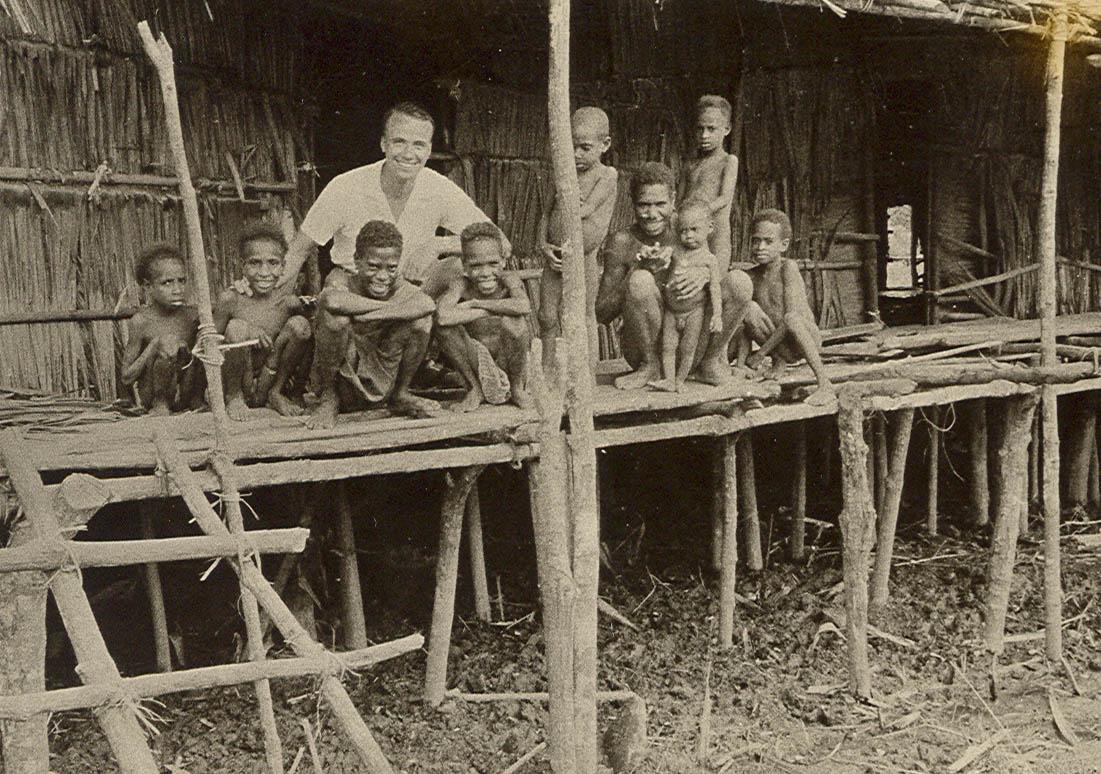 BD/269/1137 -
Franciscaans broeder Henk Blom met Asmat op de veranda van een hunner woningen