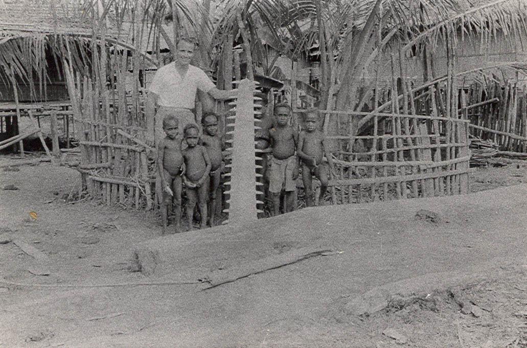 BD/269/1142 -
Franciscaans broeder Henk Blom poseert met Asmat-kinderen en de 'zaag' (bovenkaak) van een zaagvis