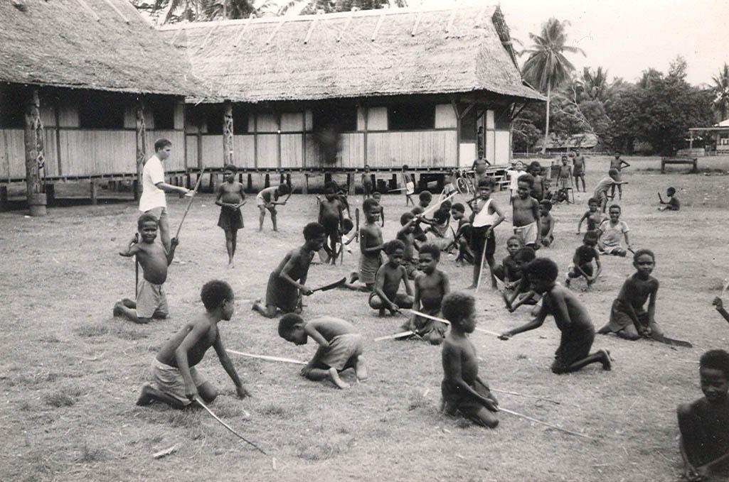 BD/269/1143 -
Asmat-kinderen bezig met een spel op het M.S.C. missieterrein in Agats
