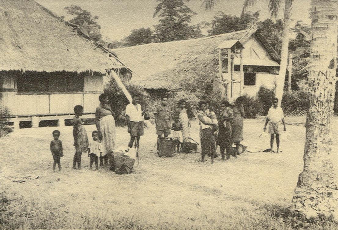 BD/269/1151 -
Groep Papoea's met (handels)waar voor de pastorie in Arso