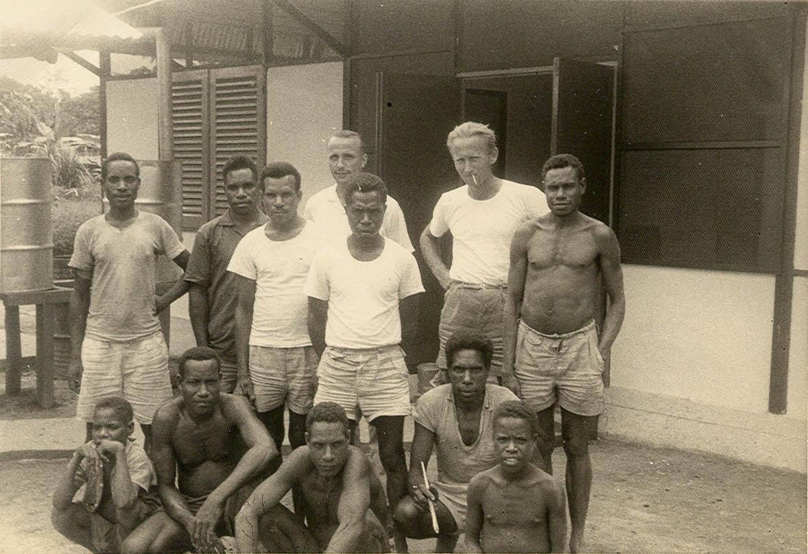 BD/269/1154 -
Bouwploeg bestaande uit Papoea's en westerlingen, met broeder Henk Blom (bovenaan links)
