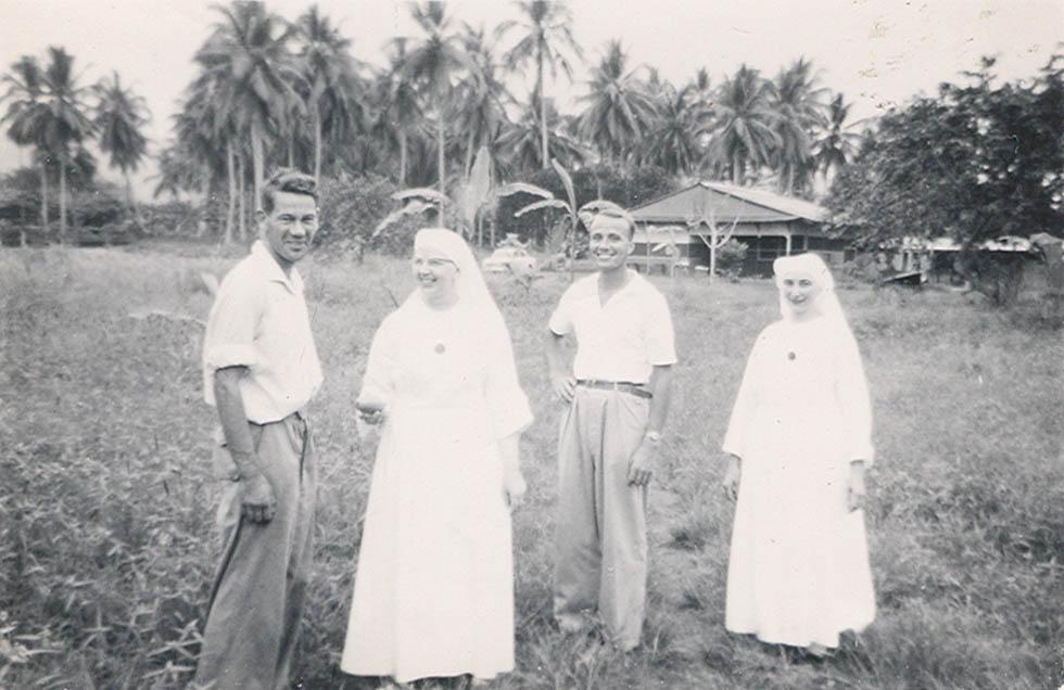 BD/269/1181 -
Franciscaans broeder Henk Blom met collega en zusters in Kokonau