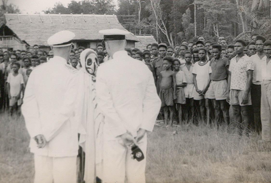 BD/269/1187 -
(Rituele) opvoering bij het afscheid van gouverneur J. van Baal in Kokonau