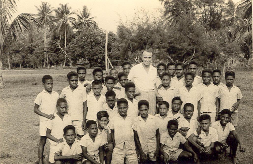 BD/269/1188 -
Franciscaans broeder Henk Blom poserend met kinderen van het jongensinternaat in Kokonau