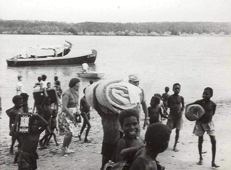 BD/269/1190 -
Passagiers komen aan in het haventje van Kokonua