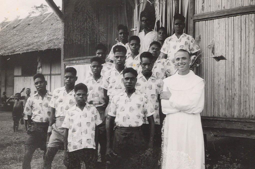 BD/269/1191 -
Franciscaans broeder Henk Blom met praktijkleerlingen in Kokonau