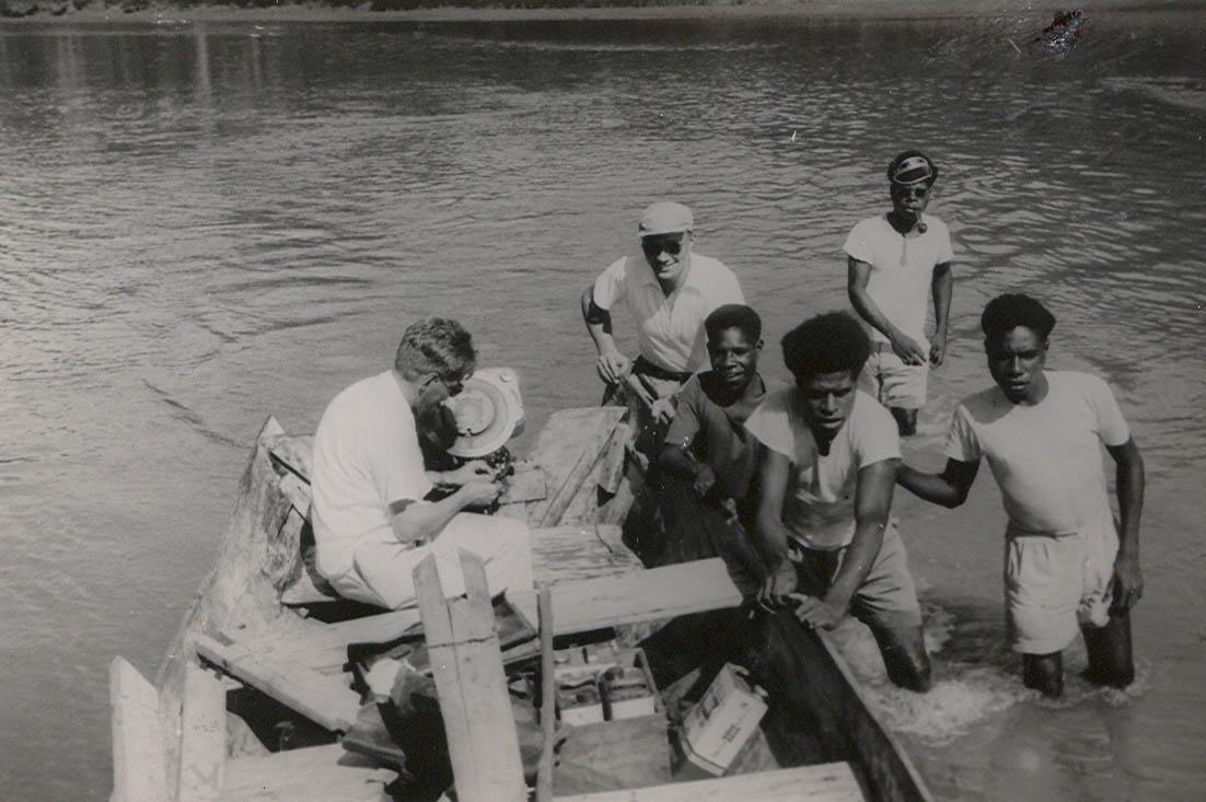 BD/269/1194 -
Franciscaans broeders Manuel Meester en Henk Blom met praktijkleerlingen in een prauw tijdens een picknick