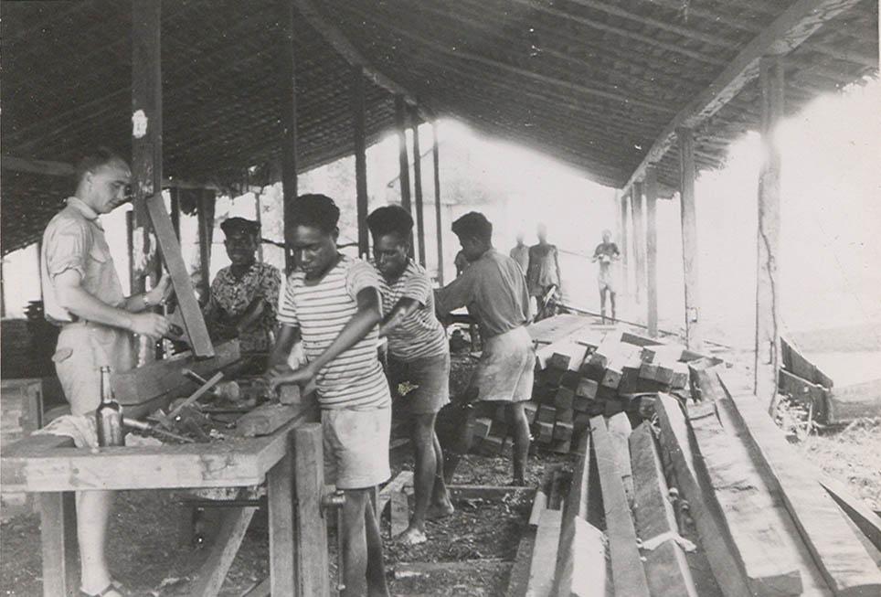 BD/269/1195 -
Franciscaans broeder Henk Blom aan de slag met praktijkleerlingen in de timmerwerkplaats in Kokonau