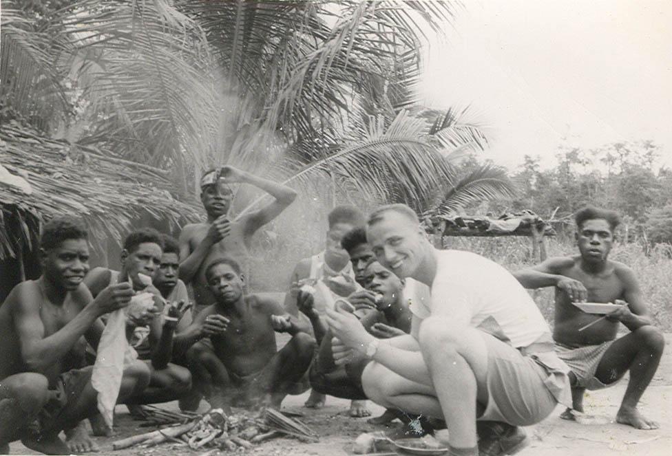 BD/269/1196 -
Franciscaans broeder Henk Blom met praktijkleerlingen op het strand tijdens een picknick