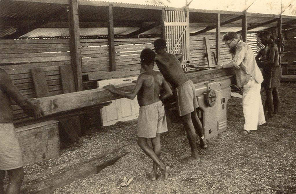 BD/269/1197 -
Franciscaner broeder Manuel in de timmer-praktijkopleiding van Kokonau