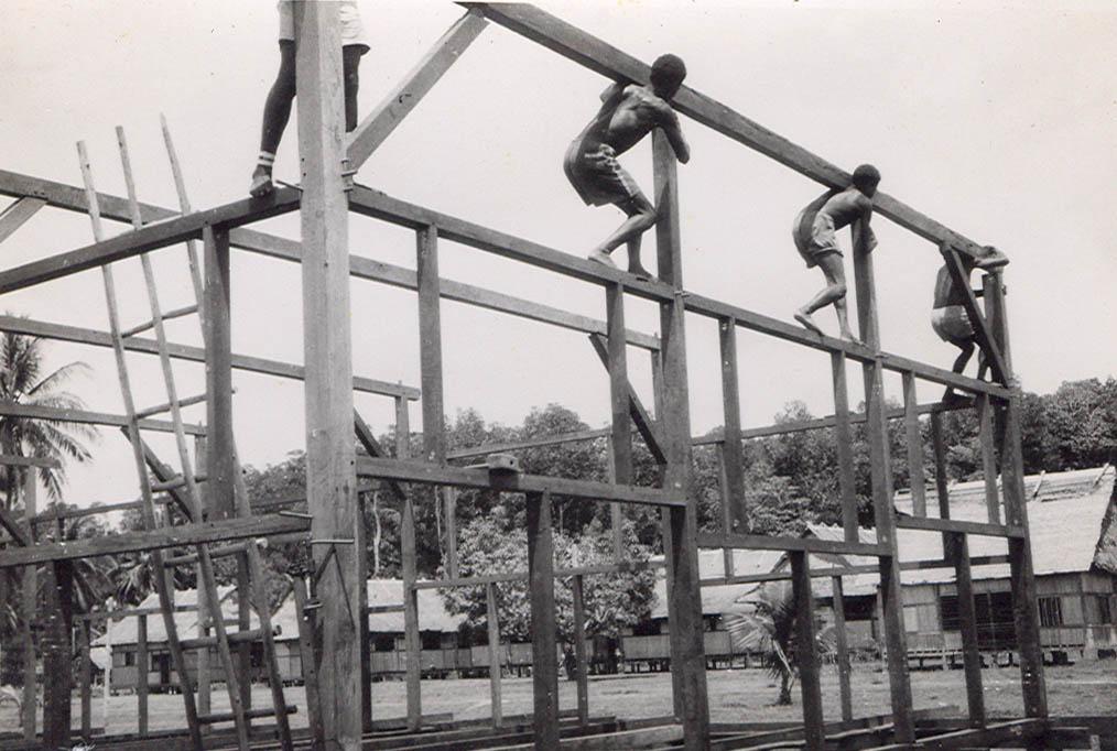 BD/269/1199 -
Constructie van het raamwerk voor het jongensinternaat in Kokonau