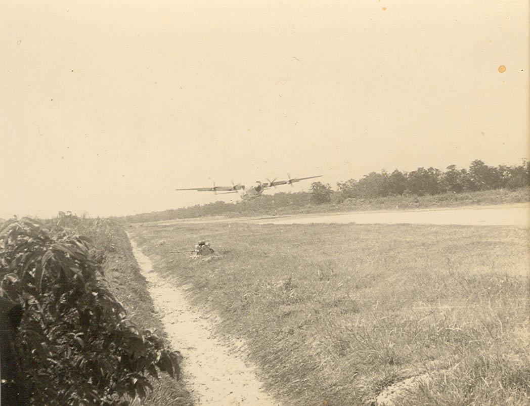 BD/269/1226 -
Viermotorig vliegtuig landt op strip in de Baliem-vallei