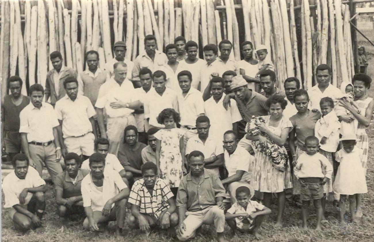 BD/269/1230 -
Bouwploeg van Karya Mulia Wamena