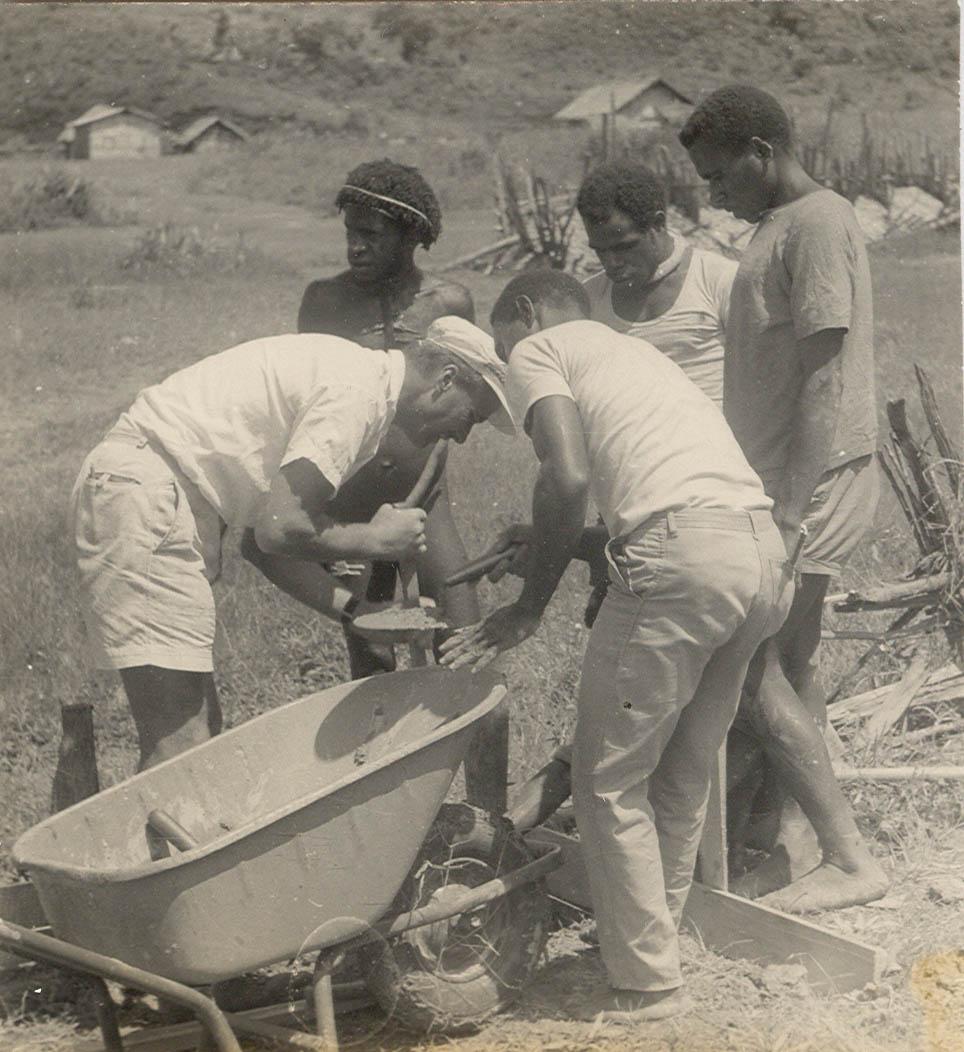 BD/269/1231 -
Franciskaner bouwploeg onder leiding van bouw-broeder Henk Blom aan het werk