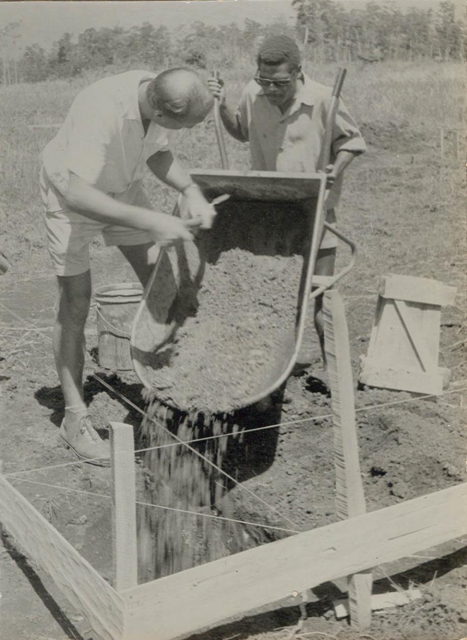 BD/269/1232 -
Franciskaner bouwploeg onder leiding van bouw-broeder Henk Blom aan het werk