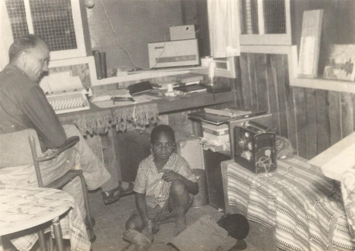 BD/269/1233 -
Franciskaner broeder Henk Blom binnenshuis in Wamena